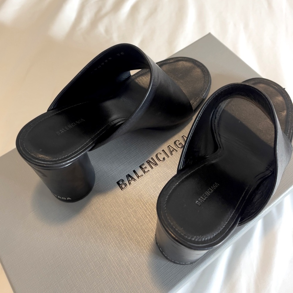 Balenciaga Shiny Sheepskin Oval 90mm Sandals 38 Black